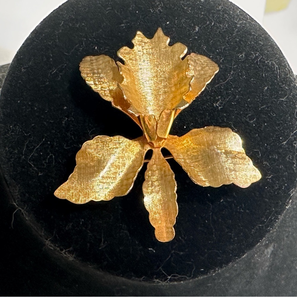Vintage Textured Tropical Orchid Brooch Gold Tone Floral Romantic Classic MCM